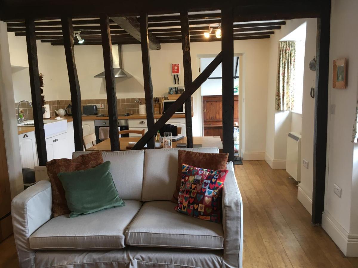 200 Year Old Gardener's Cottage, Mid Wales Holiday home